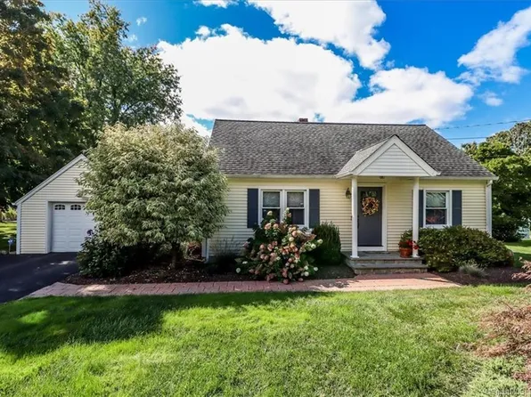 8 Evergreen Road, Newtown, CT 06482