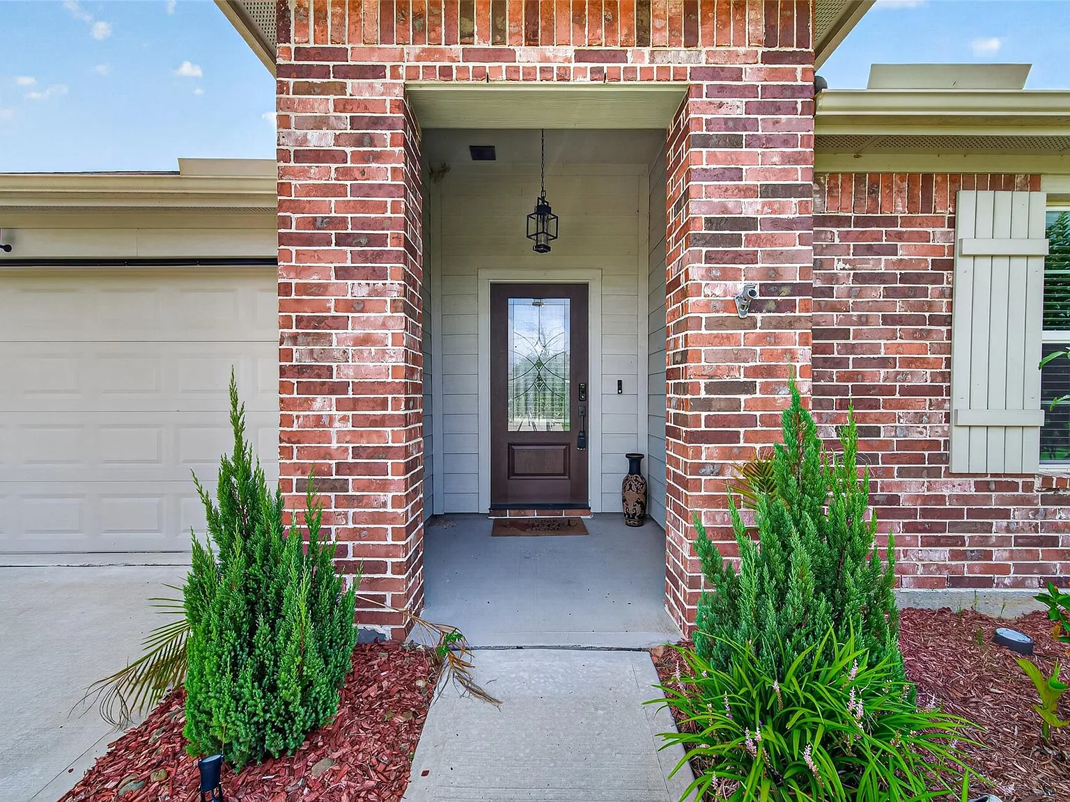 4 bed, 2.0 bath, 1962 sqft, $2,400 — Photo 2