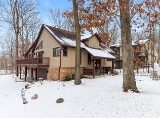 156 Abbey Springs Dr, Fontana, WI 53125