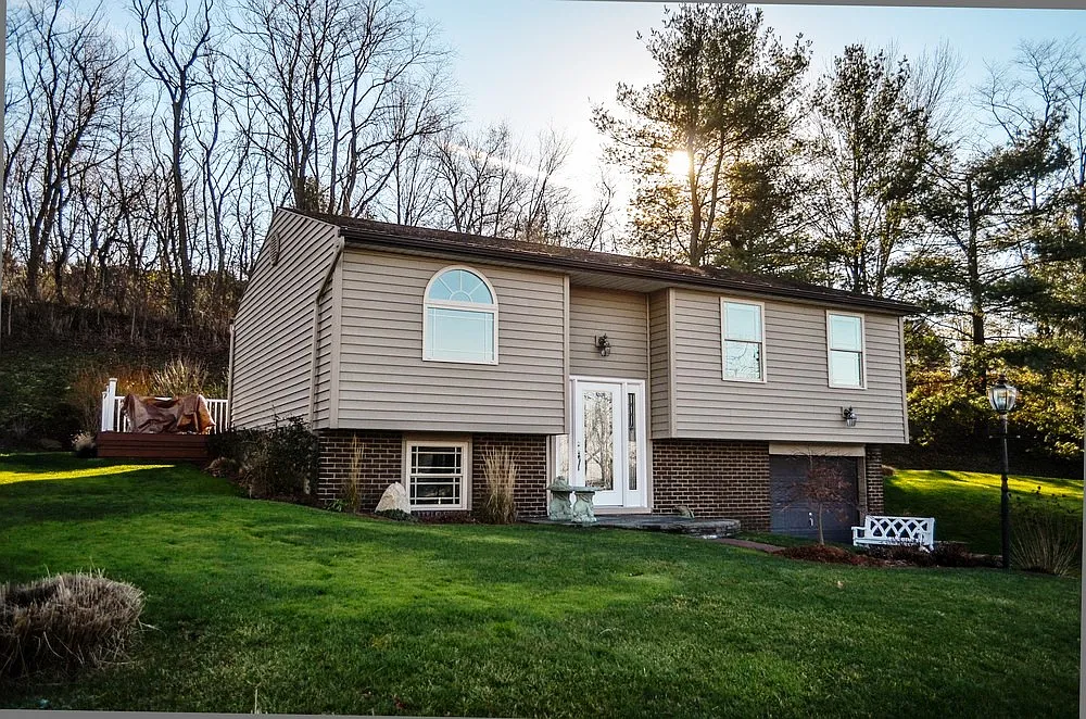 108 Willow Dr photo 1