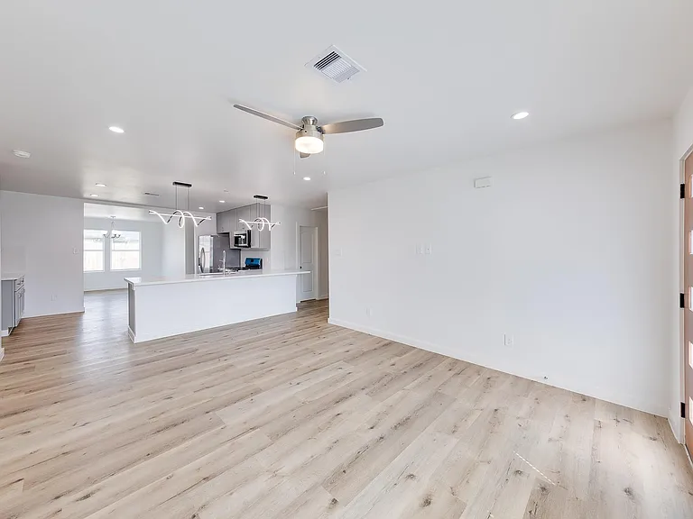 3635 Ward St — Photo 2