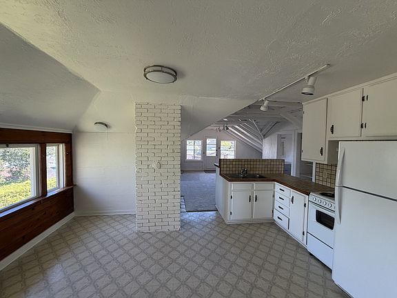 4th image of 329 1/2 Eardley Ave