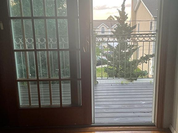 3rd image of 989 Lynn Dr #1
