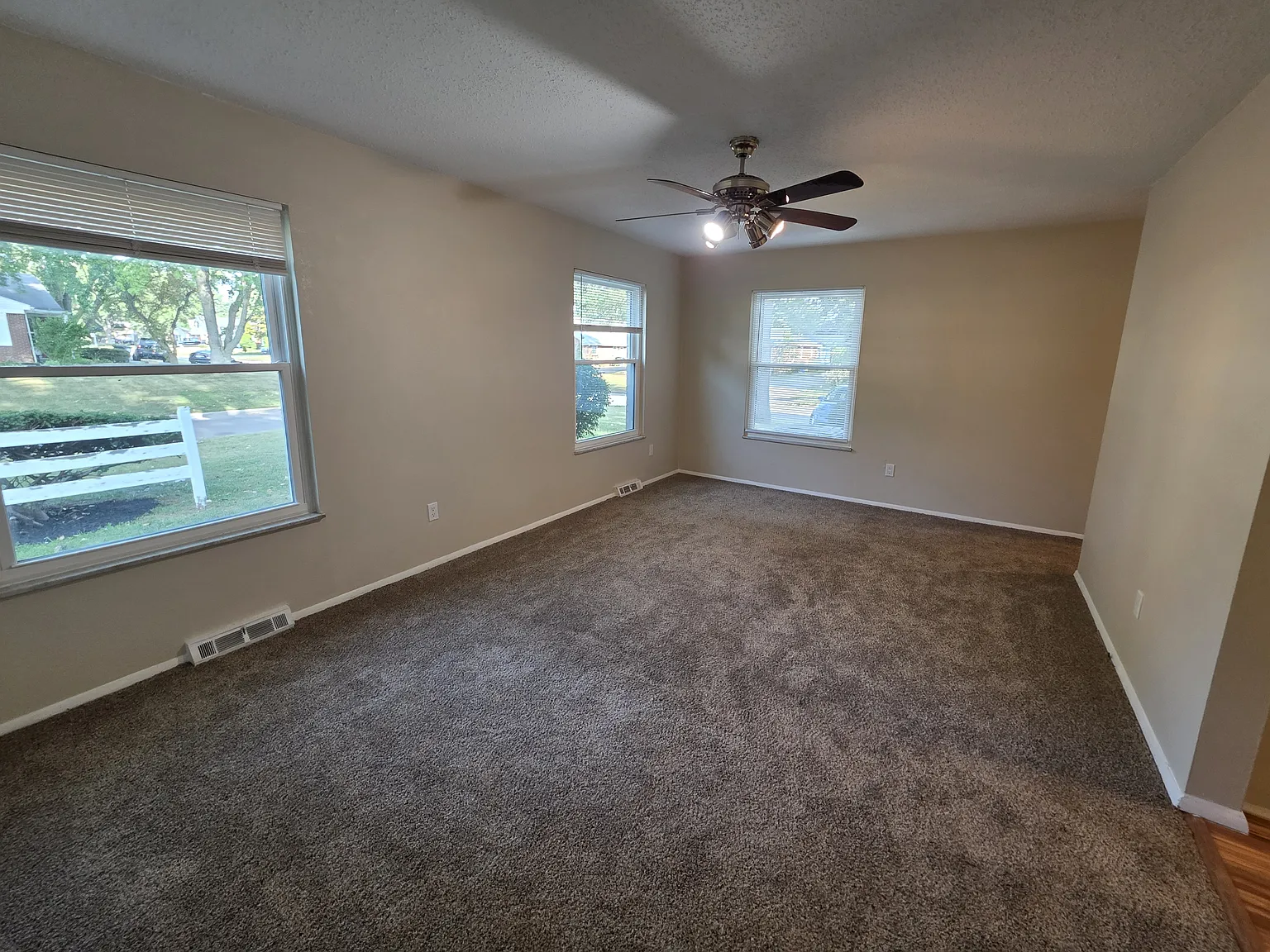 3 bed, 1027 sqft, $1,400 — Photo 3