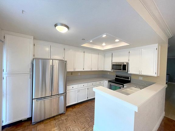3rd image of 934 La Mesa Ter Unit E