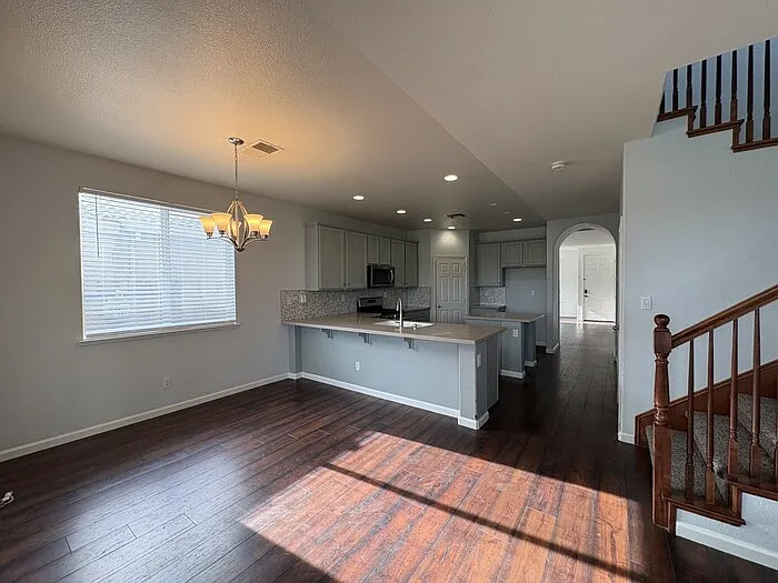4 bed, 2.5 bath, 2240 sqft, $3,000 — Photo 4