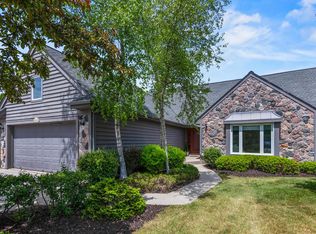 2618 W Lake Park Ct, Mequon, WI 53092
