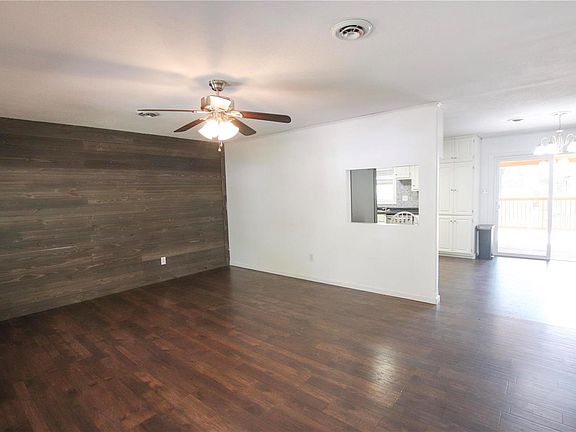3rd image of 634 Emerald Vista Dr