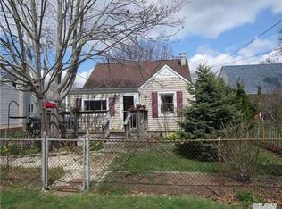 19 Trafalgar Dr, Shirley, NY 11967