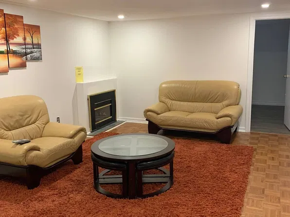 3485 Oakglade Cres #B, Mississauga, ON L5C 1X4