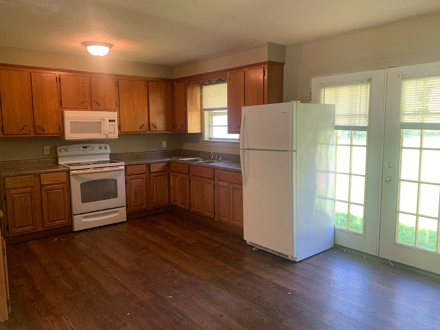 4 bed, 1300 sqft, $1,350 — Photo 2
