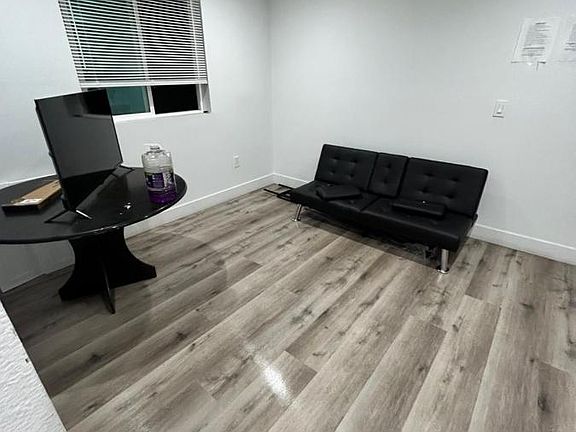 5th image of 1610 W 35th Pl