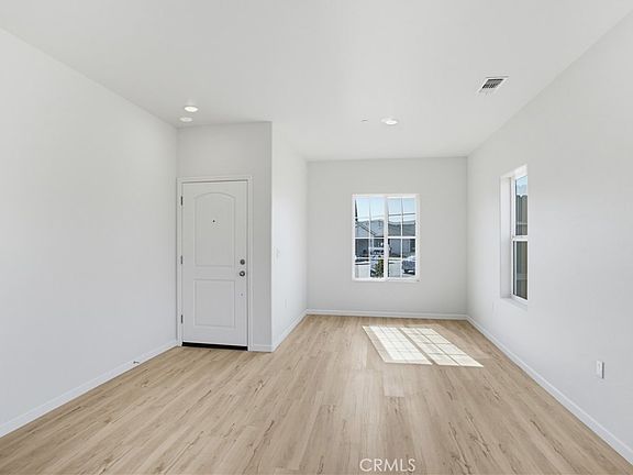 4th image of 444 Oleander Ct