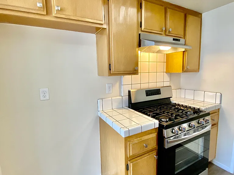 553 W 22nd St #2 — Photo 7