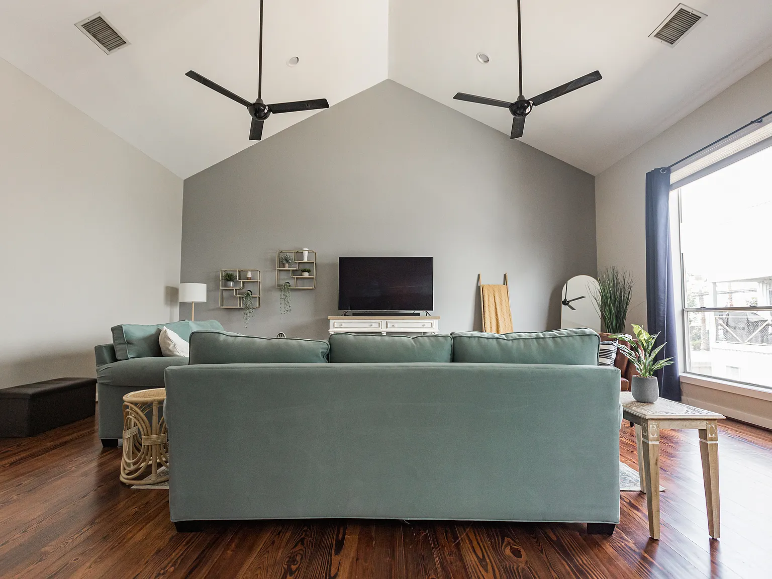 2 bed, 1600 sqft, $6,000 — Photo 2