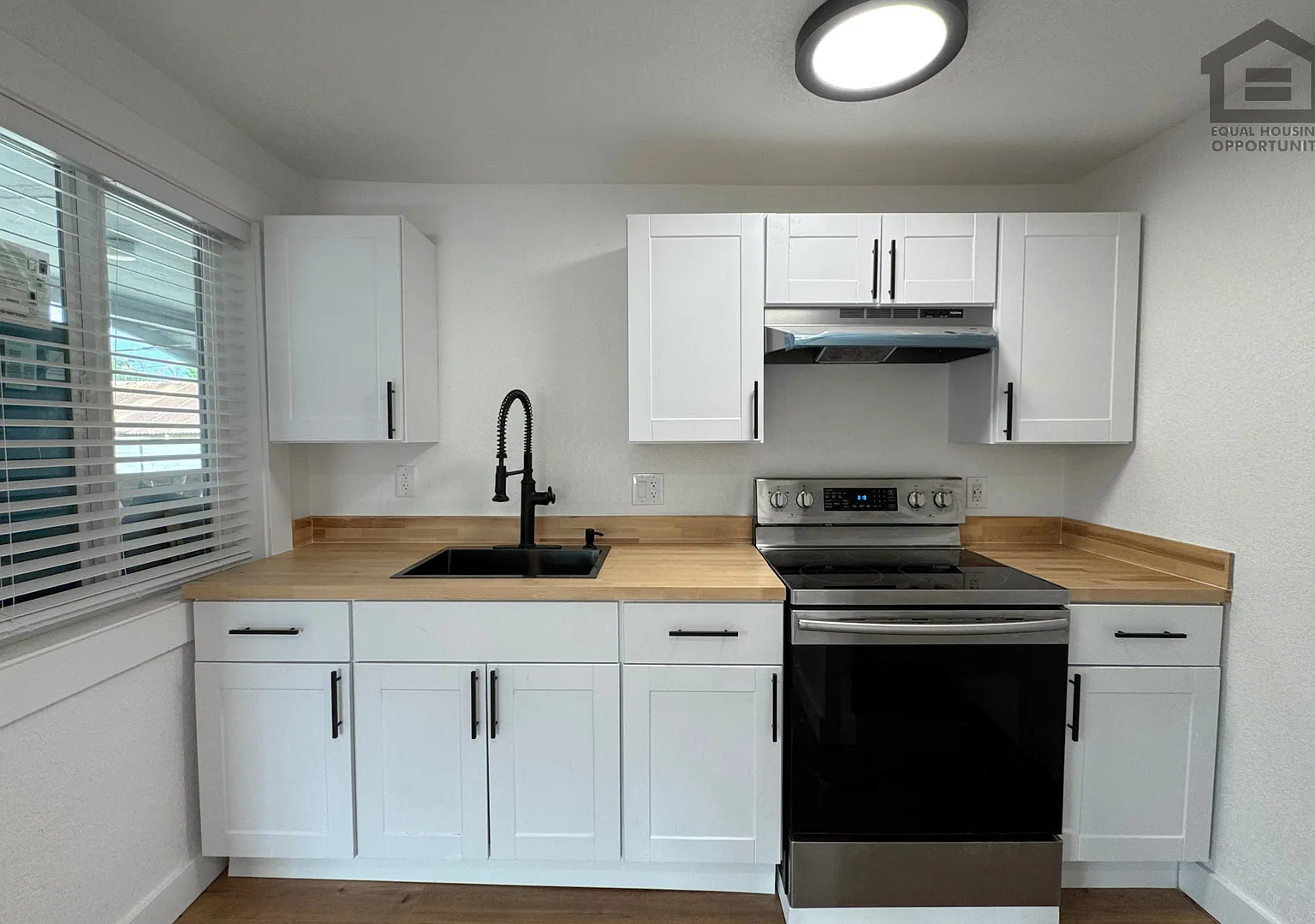 1017 E Moreland St — Photo 1