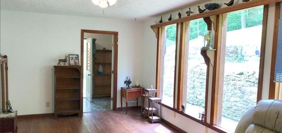 2nd image of 475 Pleasant Valley