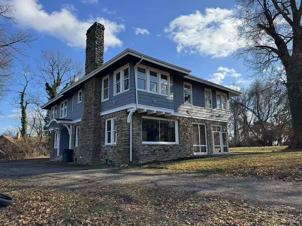 Building Photo - 747 Clinton Springs Ave