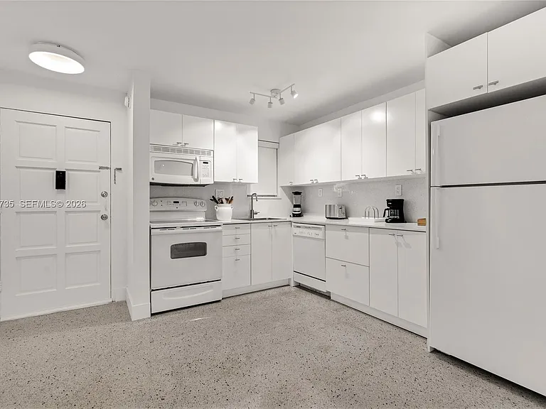 836 SW 1st St #102 — Photo 6