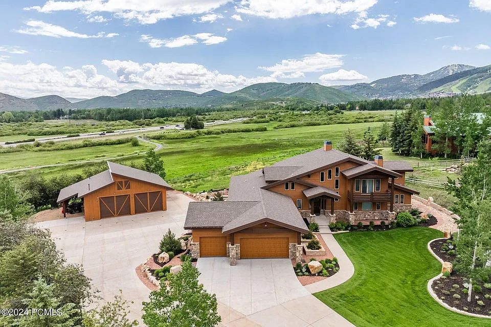 6 bed, 6.5 bath, 8173 sqft, $30,000 — Photo 1