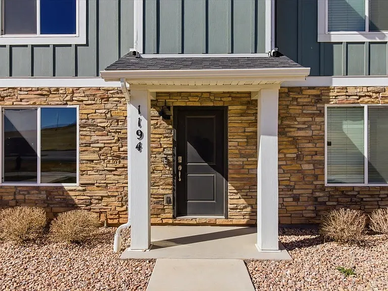 1194 W Summit Ridge Pkwy — Photo 24