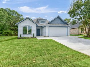 201 Pueblo Dr, Lake Kiowa, TX 76240