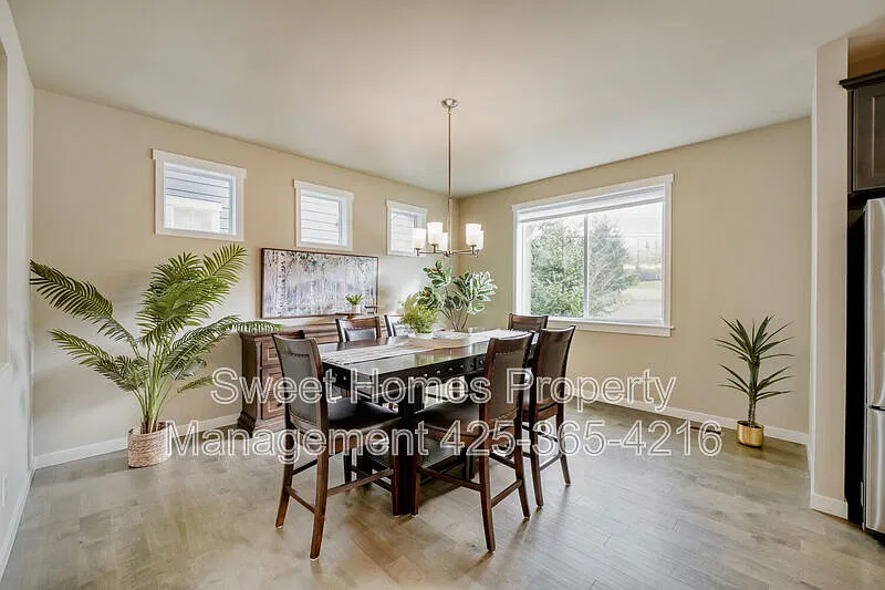 5 bed, 4.0 bath, 2970 sqft, $5,600 — Photo 4