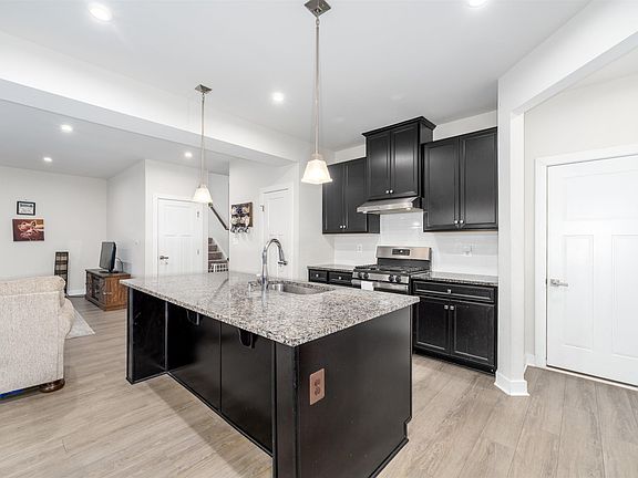 3rd image of 142 Island Hill Rd
