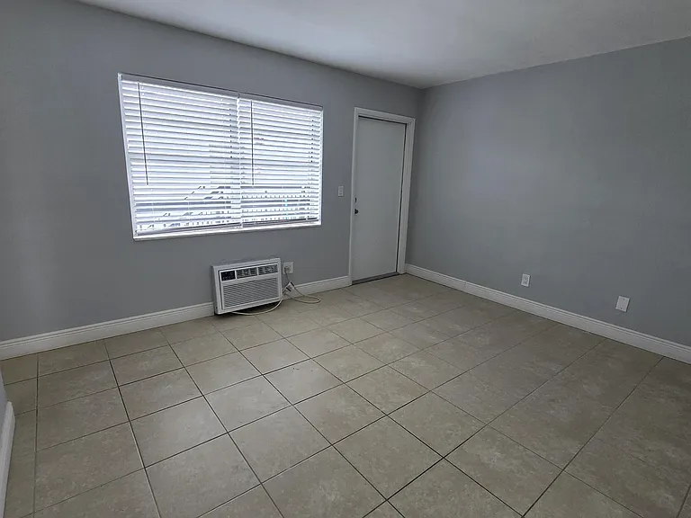 16951 NE 18th Ave #14 — Photo 7