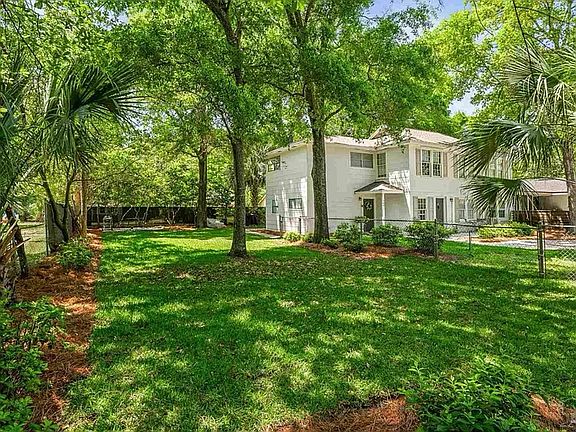 Large fenced in side yard goes to back