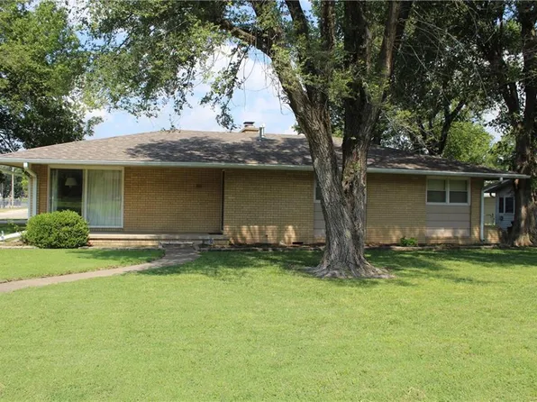 1104 N Walnut St, Iola, KS 66749