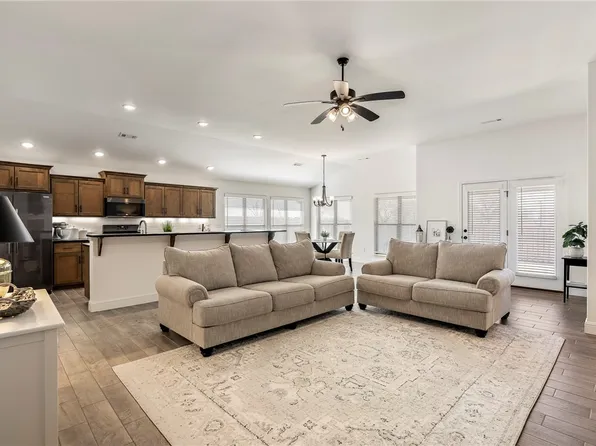 2405 Armstrong Ln, Pea Ridge, AR 72751