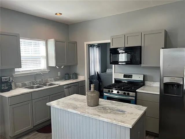 3 bed, 2.0 bath, 2200 sqft, $2,250 — Photo 3