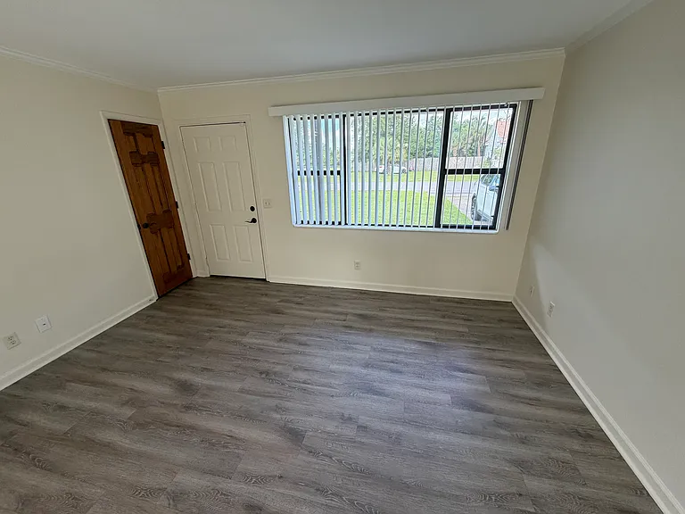 611 Indiana Ave — Photo 4