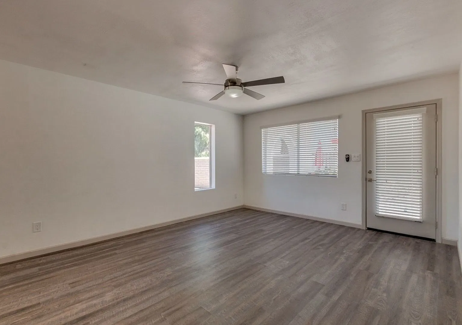 $0 First Month Rent! Remodeled 2 Bed Casita w/ Private Patio, W/D & Pool — Photo 4