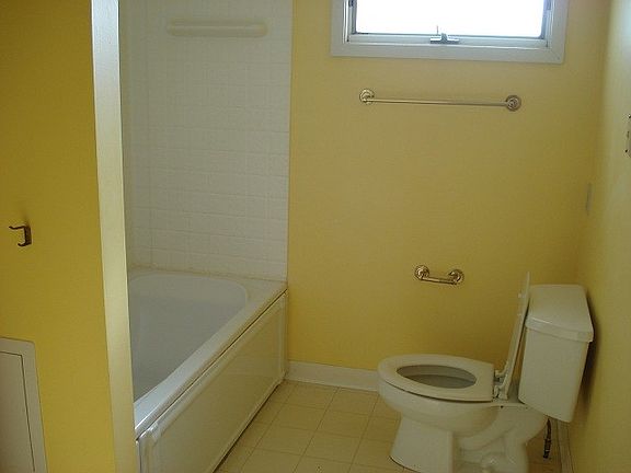 4th image of 112 E Davis St