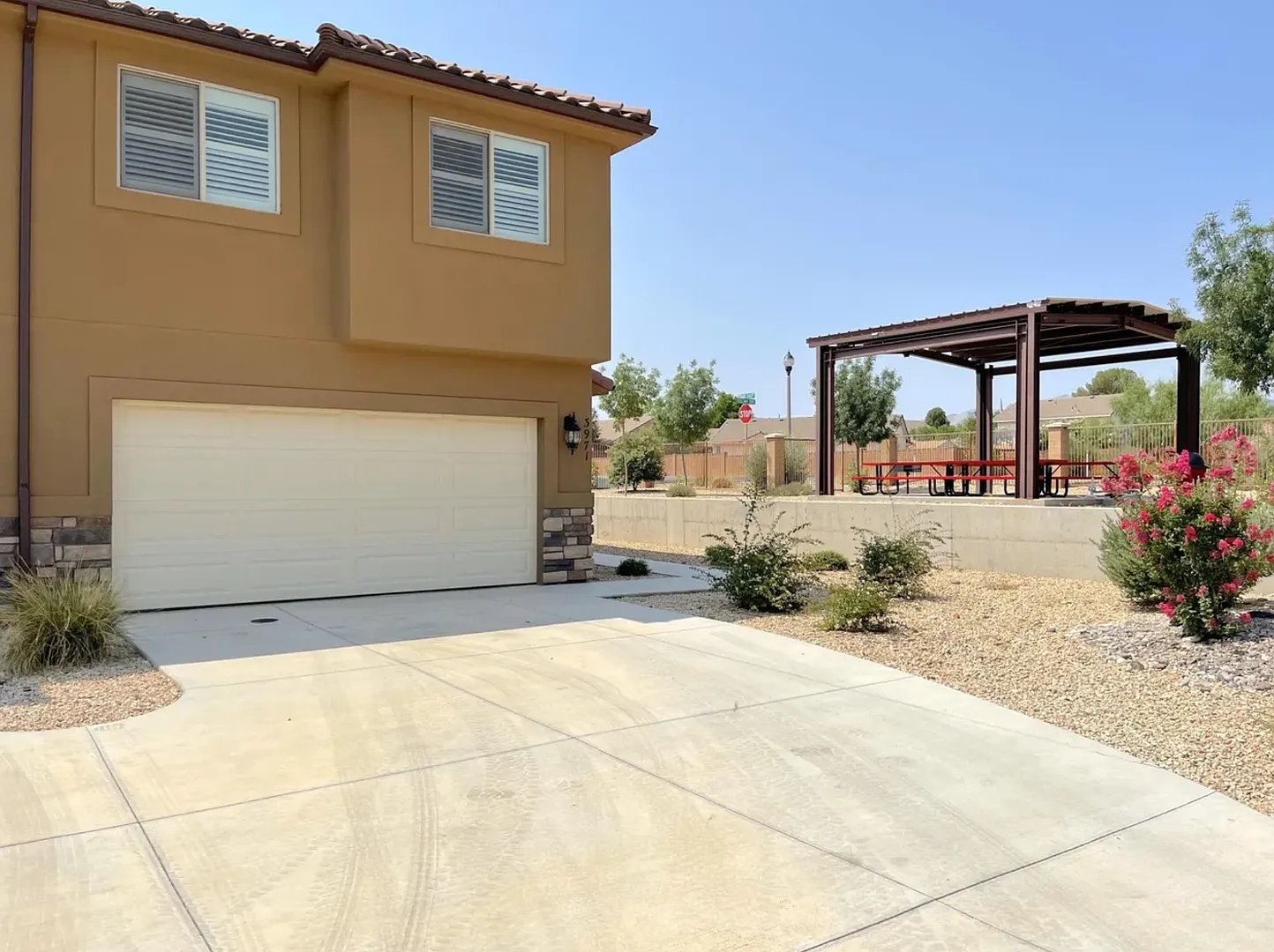 Beautiful 3 bedroom, 2.5 bath townhome with a two car garage and upgraded finishes! — Photo 2