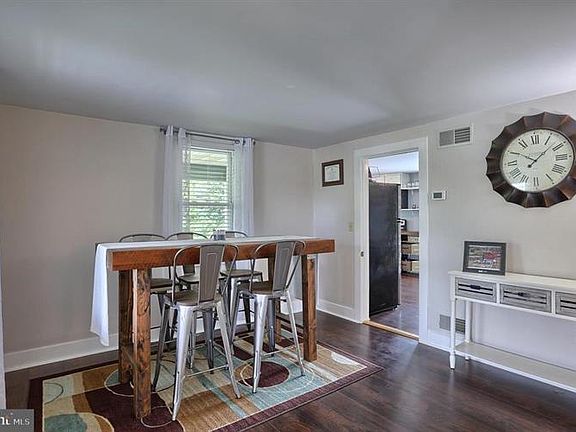 4th image of 978 Thompson Ave