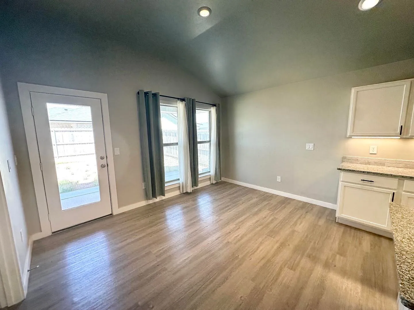 3 Bedroom 2 Bathroom Ready to Rent — Photo 4