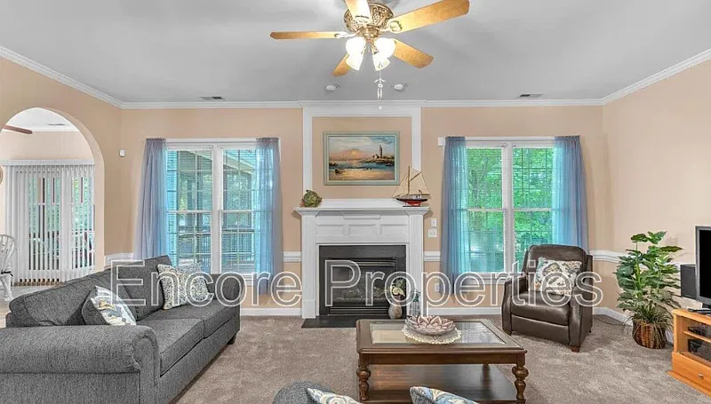 3 bed, 2.0 bath, 1744 sqft, $2,100 — Photo 4
