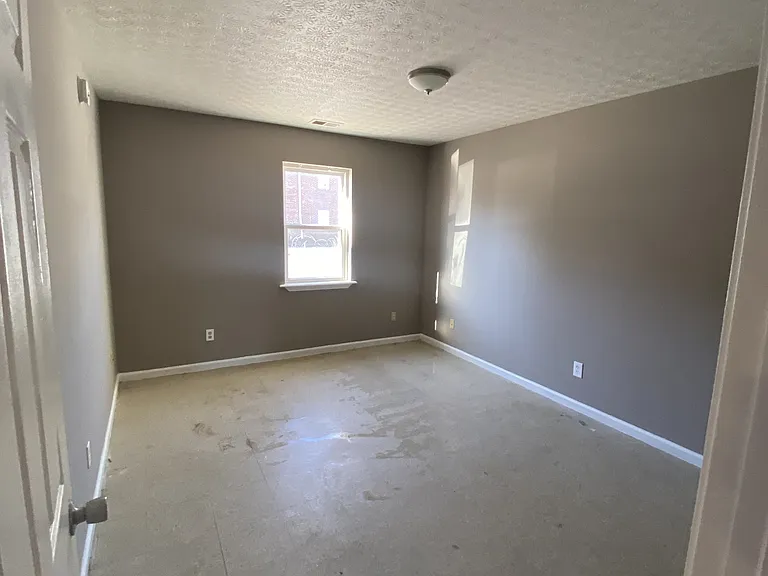 989 Bryant Way E — Photo 3