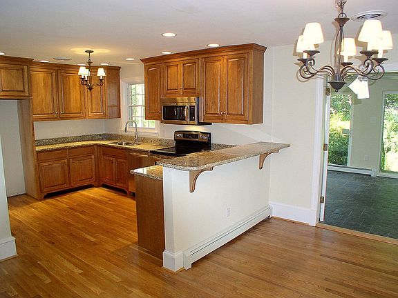 New custom kitchen w/ granite counters & stainless appliances