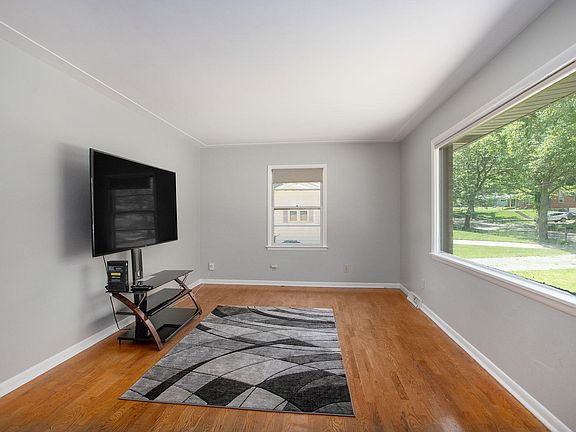 3rd image of 4154 Poinsettia Ave SE