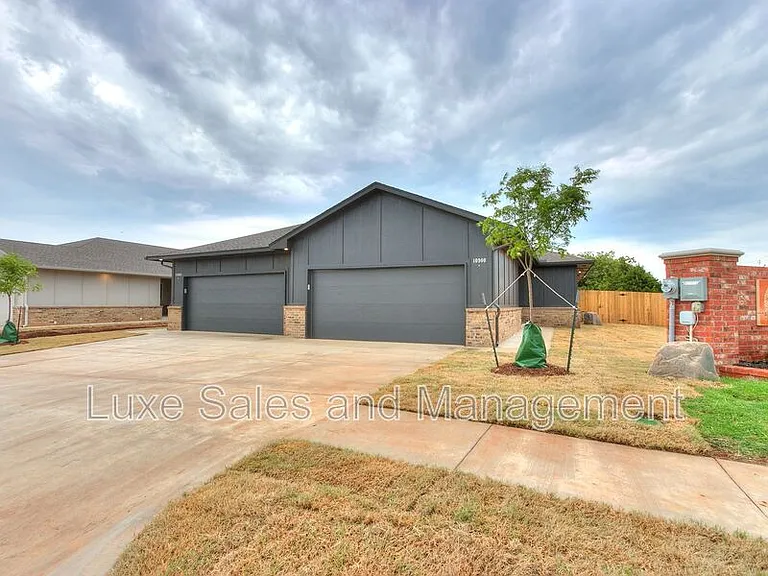 8012 NW 110th Dr — Photo 2