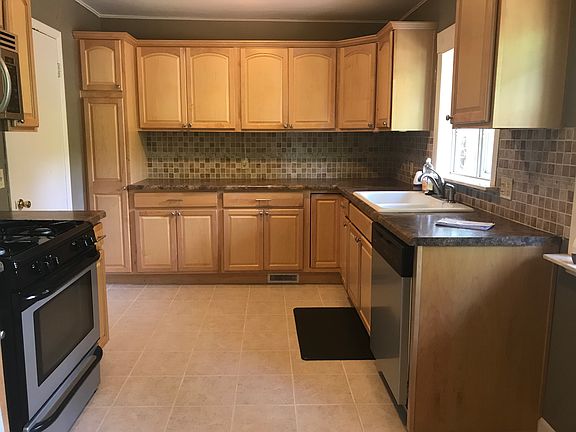 2nd image of 810 W Moore Ave