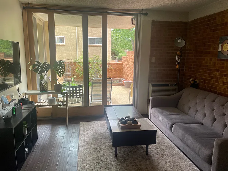 Living room 2 (TV, TV stand included).