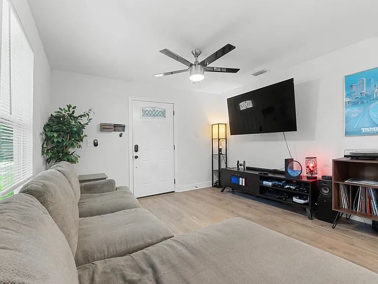 210 E Cluster Ave — Photo 8