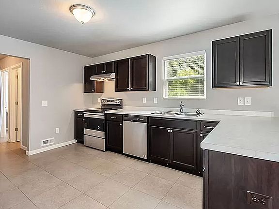3rd image of 8798 Tiburon Ln