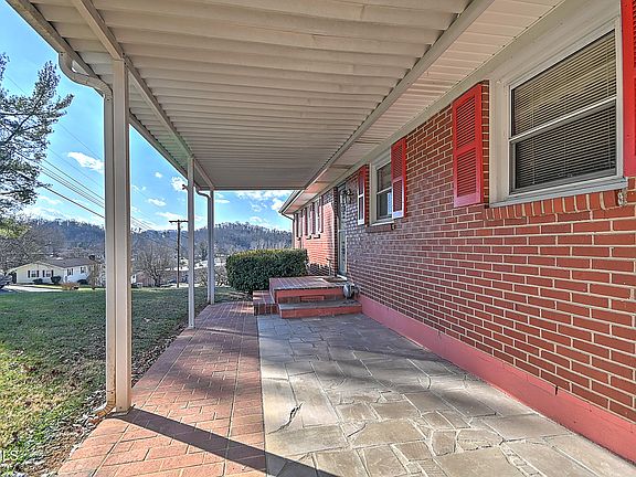 4th image of 305 Belmont Dr