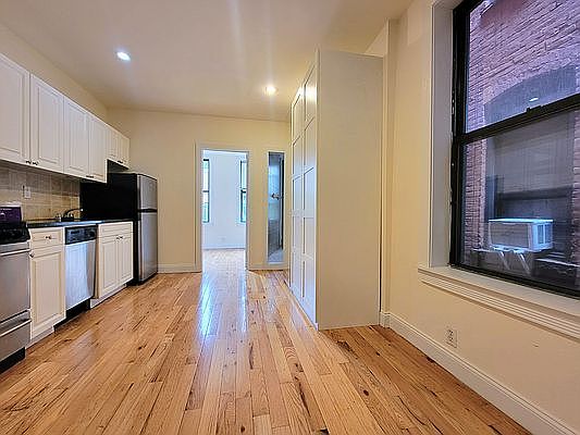 3rd image of 256 E 10th St #4V